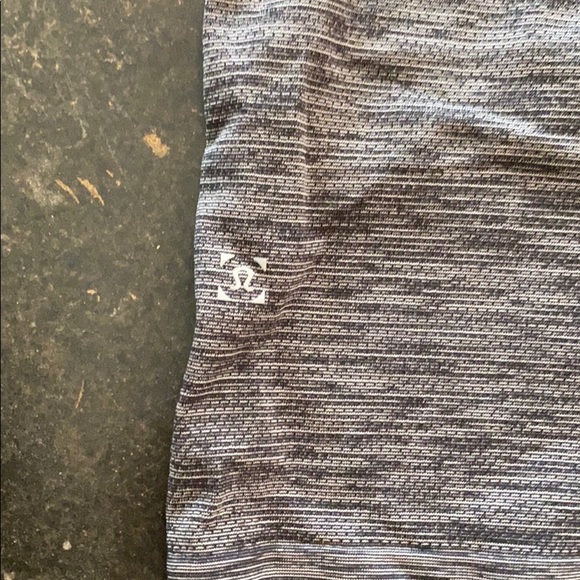 Men’s Lululemon T-shirt - Picture 3 of 4